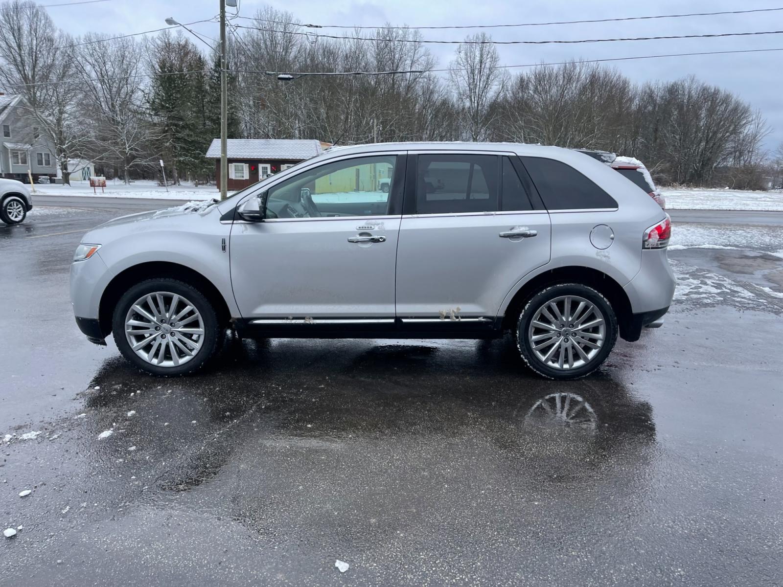 2014 Silver /Black Lincoln MKX Elite AWD (2LMDJ8JK4EB) with an 3.7L V6 DOHC 24V engine, 6-Speed Automatic transmission, located at 547 E. Main St., Orwell, OH, 44076, (440) 437-5893, 41.535435, -80.847855 - This 2014 Lincoln MKX AWD with the Elite Package offers a luxurious and well-appointed driving experience. Under the hood lies a robust 3.7-liter V6 engine mated to a smooth 6-speed transmission, delivering a balance of power and efficiency. Audiophiles will appreciate the premium THX audio system, - Photo #14